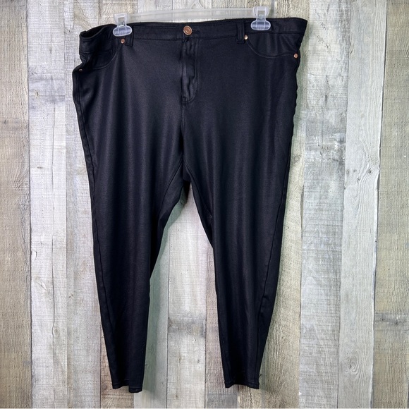 Forever 21+ Plus Sizes 20 Black Shiny Look Capri Leggings w/Coin Pocket - Picture 1 of 5